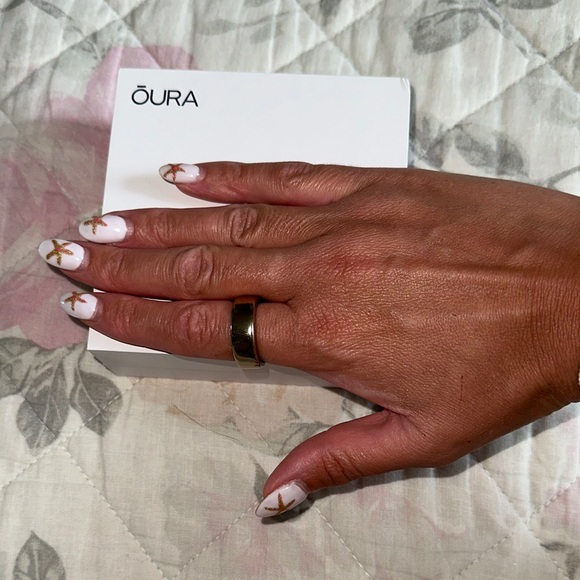 Oura Gold Ring - Picture 3 of 5